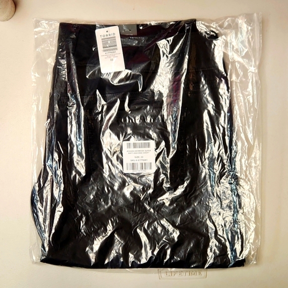 ❤️NWT VINTAGE TORRID BERMUDA JEGGING JEAN SHORTS -  SUPER SOFT STRETCH DENIM - Picture 9 of 14